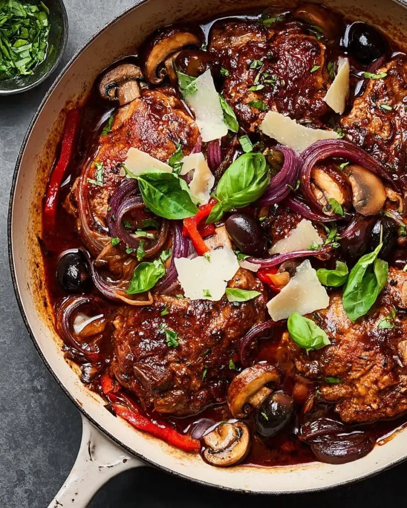 Easy Chicken Cacciatore with Red Wine, Mushrooms, and Bell Peppers Recipe